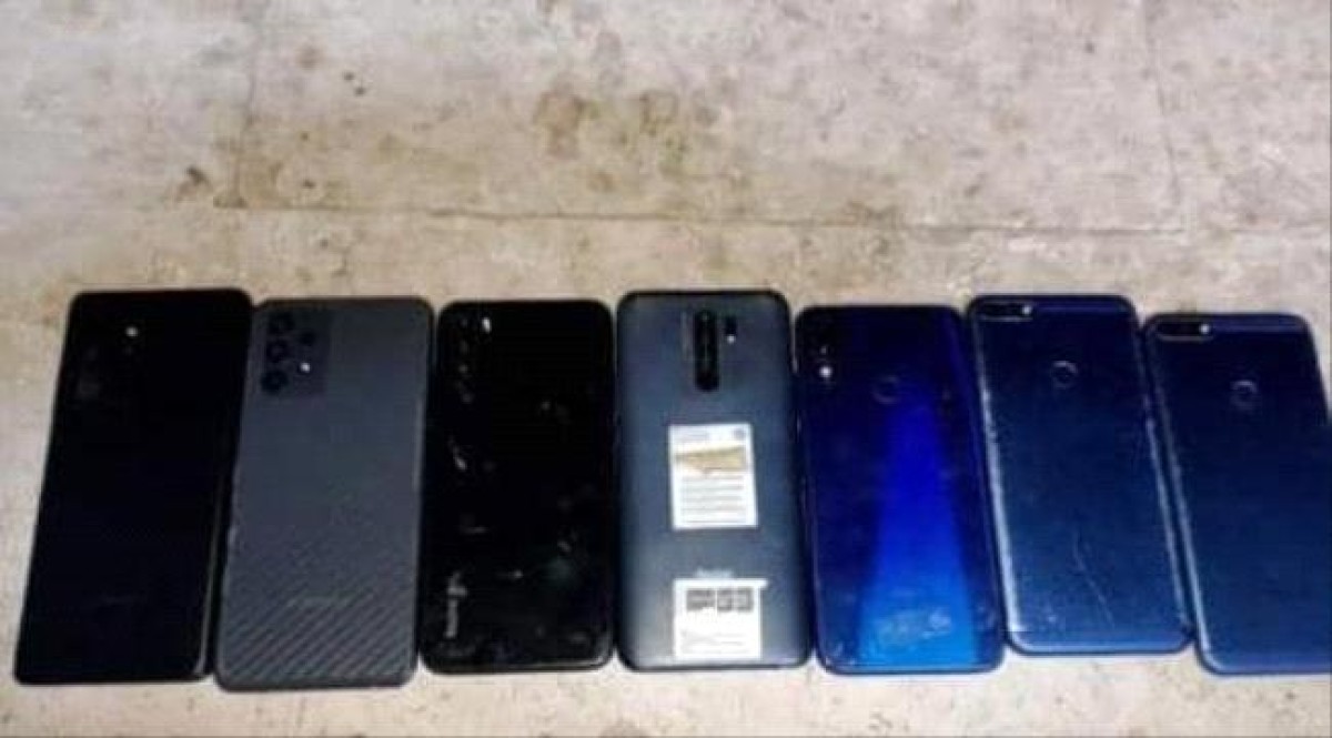 حضرموت.. مركز شرطة الديس يضبط عصابة مكونة من ثلاثة أشخاص يمتهنون سرقة الجوالات