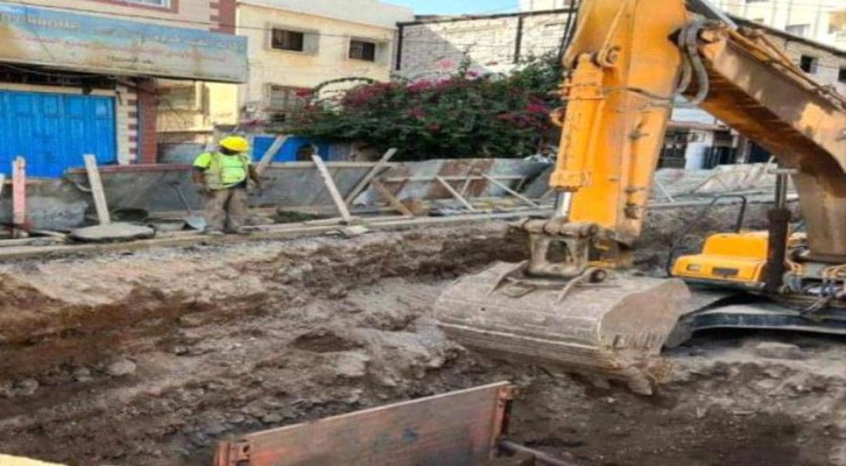 توقيف مقاول مشروع تصريف مياه الأمطار بشارع البنك المركزي بكريتر