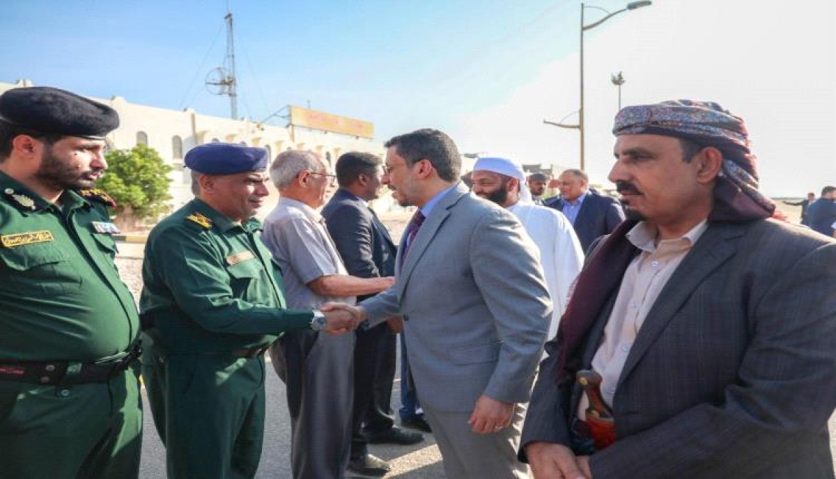 رئيس الوزراء يصل المكلا في مستهل زيارات ميدانية يبدأها من حضرموت