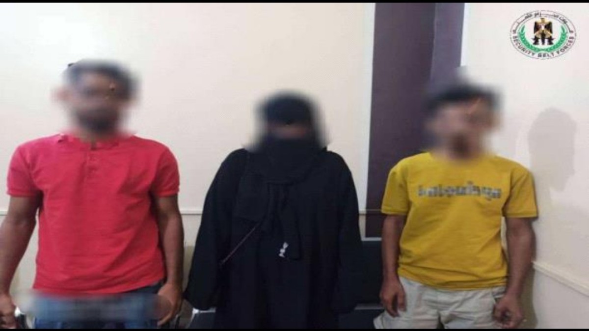 إدارة مكافحة المخدرات في الحزام الأمني تضبط امرأة وشابين بحوزتهم حبوب مخدر بعدن