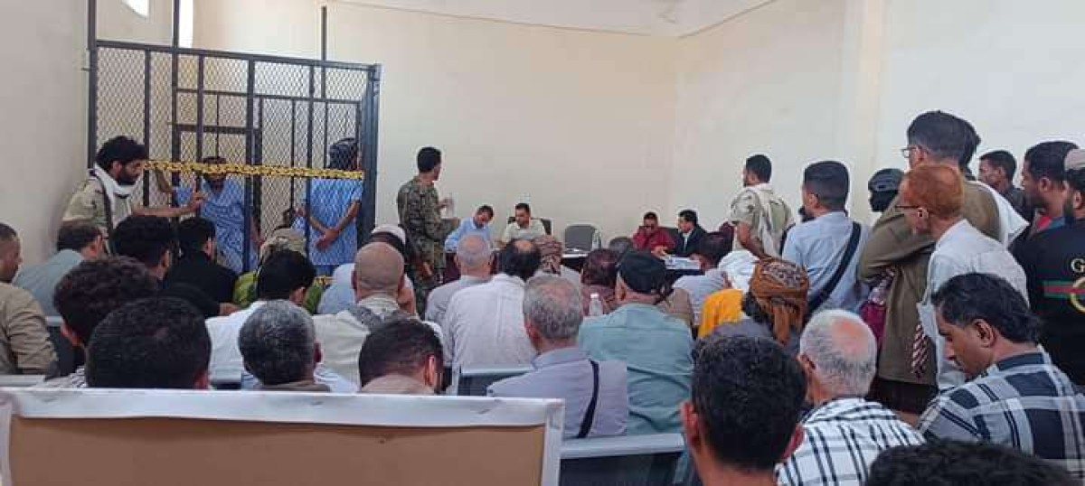 عراك واطلاق نار وجنود يطردون القاضي في جلسة محاكمة قتلة الرشيدي