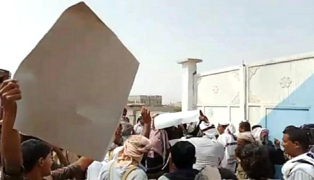 Hadhramaut.. Protests in front of the gate of the police camp in Al-Raida