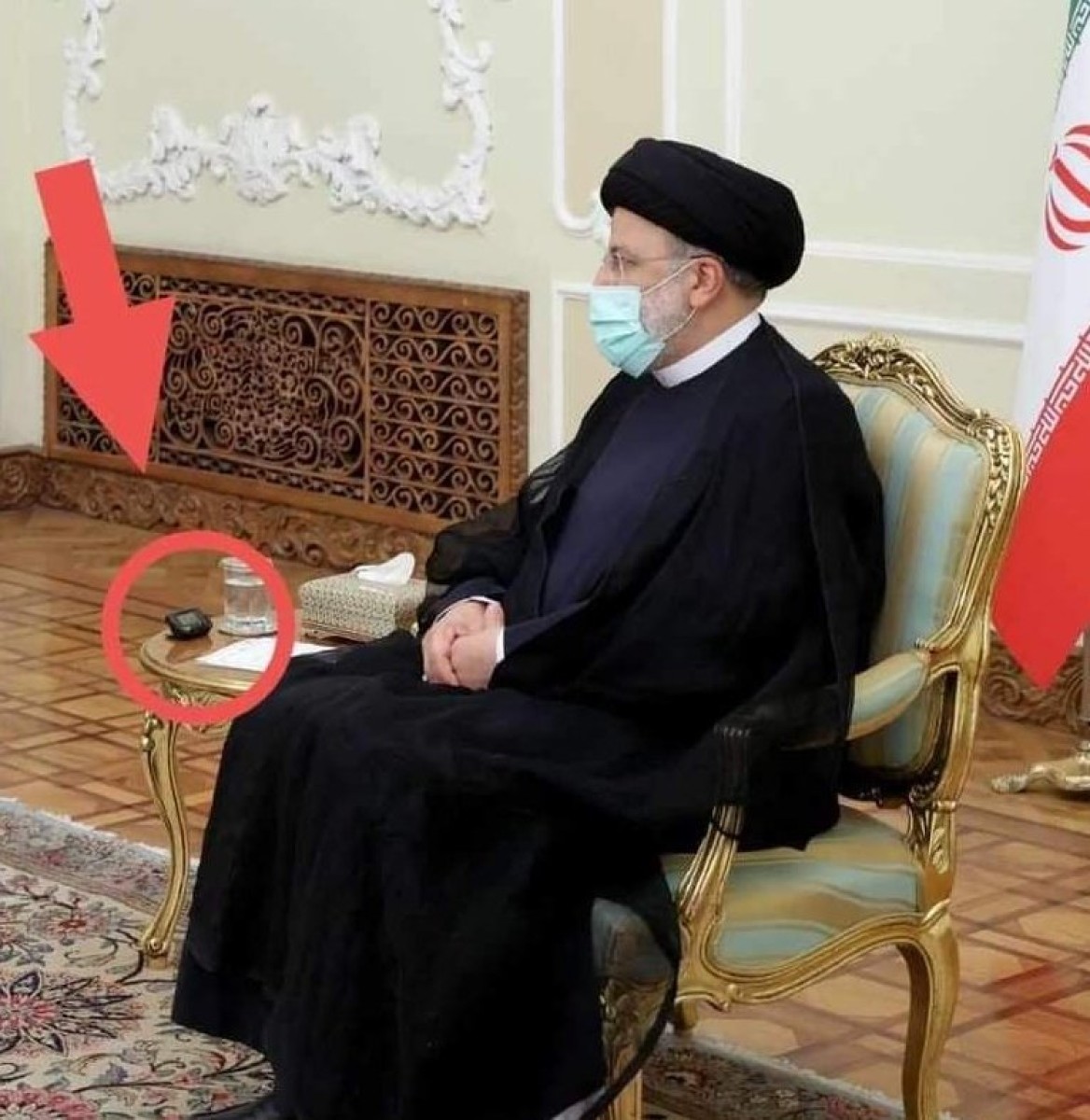صورة لجهاز "بيجر" بجانب الرئيس الإيراني الراحل تثير جدلا واسعا وشكوكا حول سبب وفاته