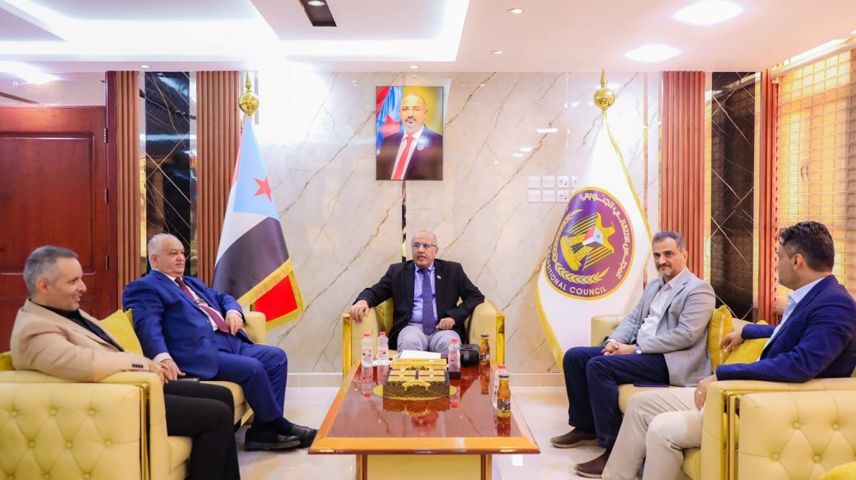 Al-Kathiri discusses with the governor and Lamlas mechanisms for supporting youth projects in the capital, Aden
