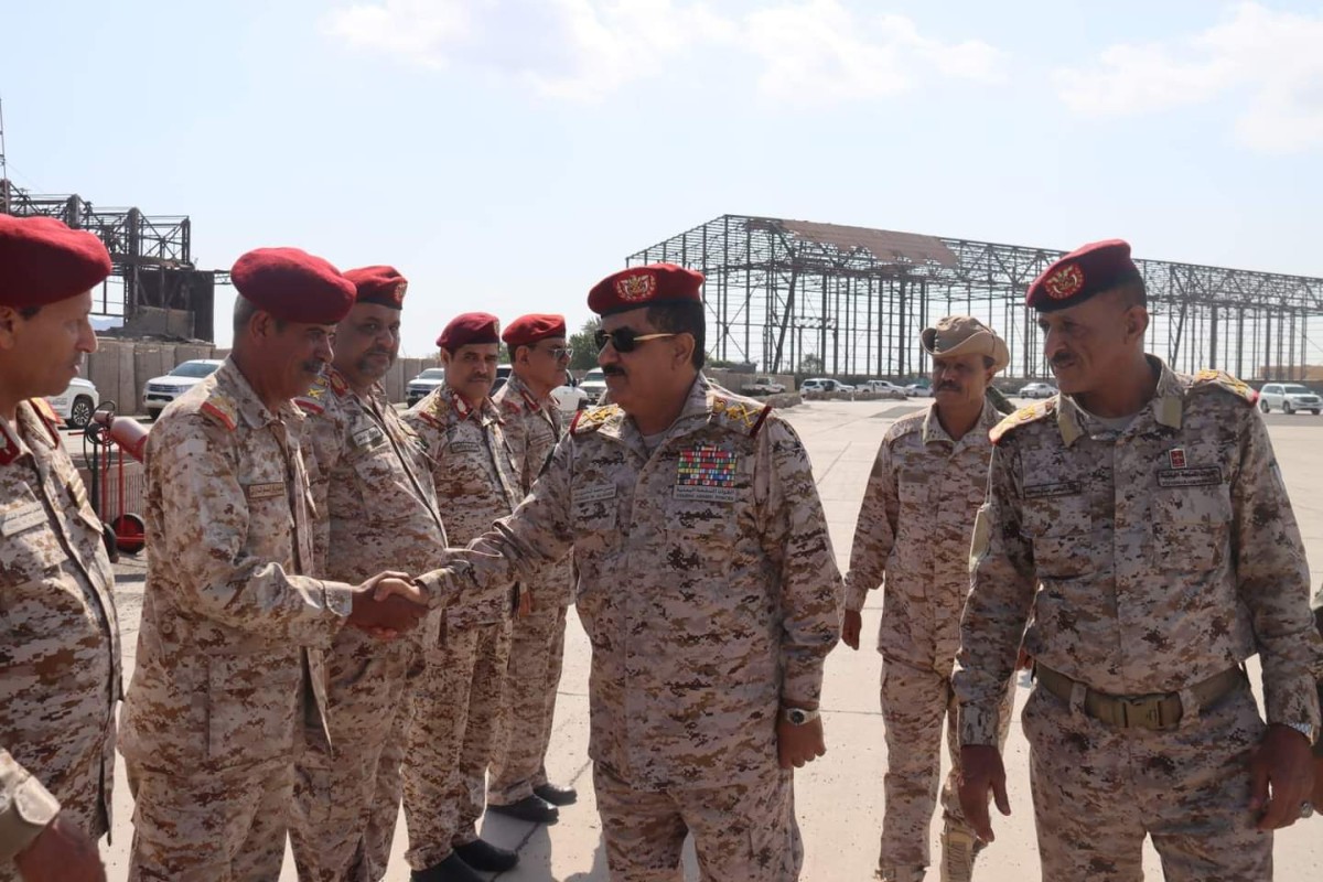 وزير الدفاع يعود إلى عدن بعد زيارة المملكة العربية السعودية