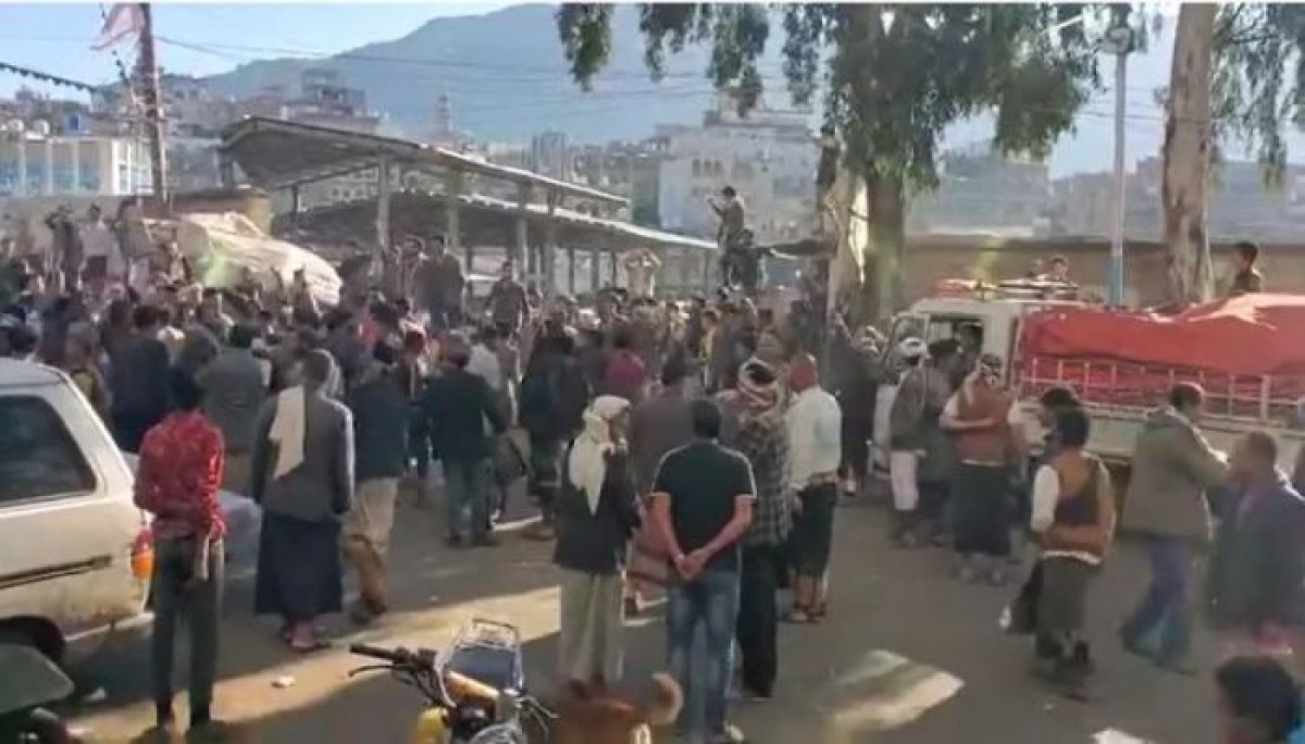 مظاهرتان حاشدتان في إب تنديدا بمحاولات حوثية للسطو على سوق "شعب إب"