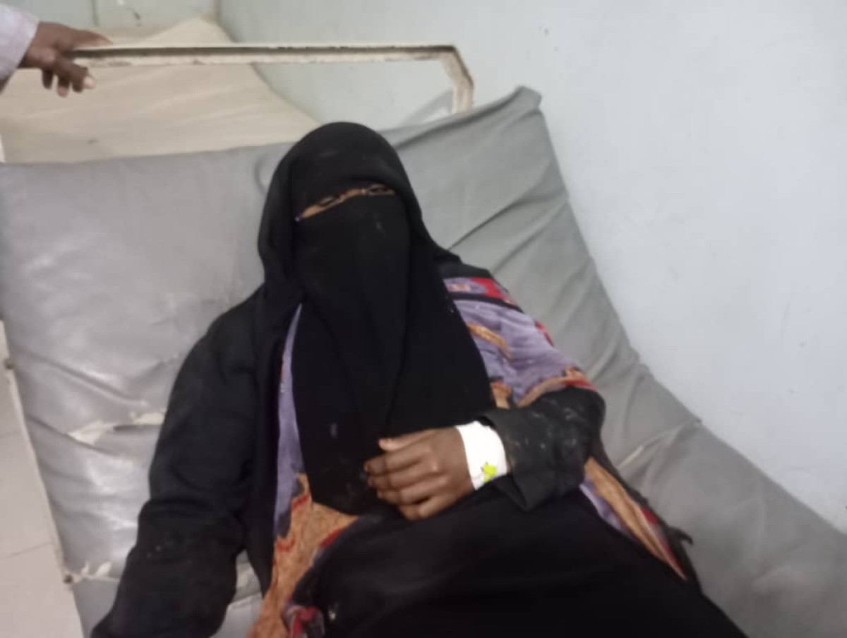 A woman was seriously injured as a result of Houthi artillery shelling on a graveyard west of Taiz