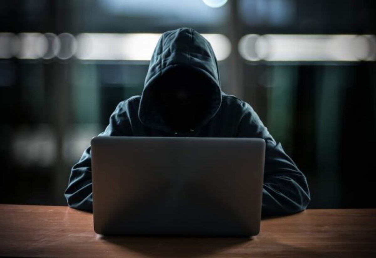 Al-Mahra Security arrests a suspect accused of cybercrimes related to blackmailing women