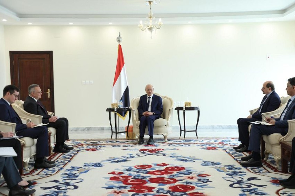 Aden.. Al-Alimi receives diplomatic delegations to strengthen relations with Russia and Romania
