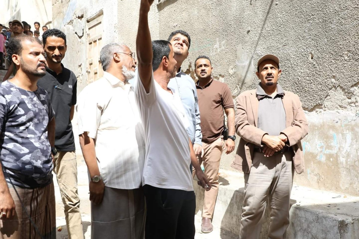 The governor of Hadhramaut inspects the collapse of a house in Mukalla and urges the site to be secured and nearby residents evacuated
