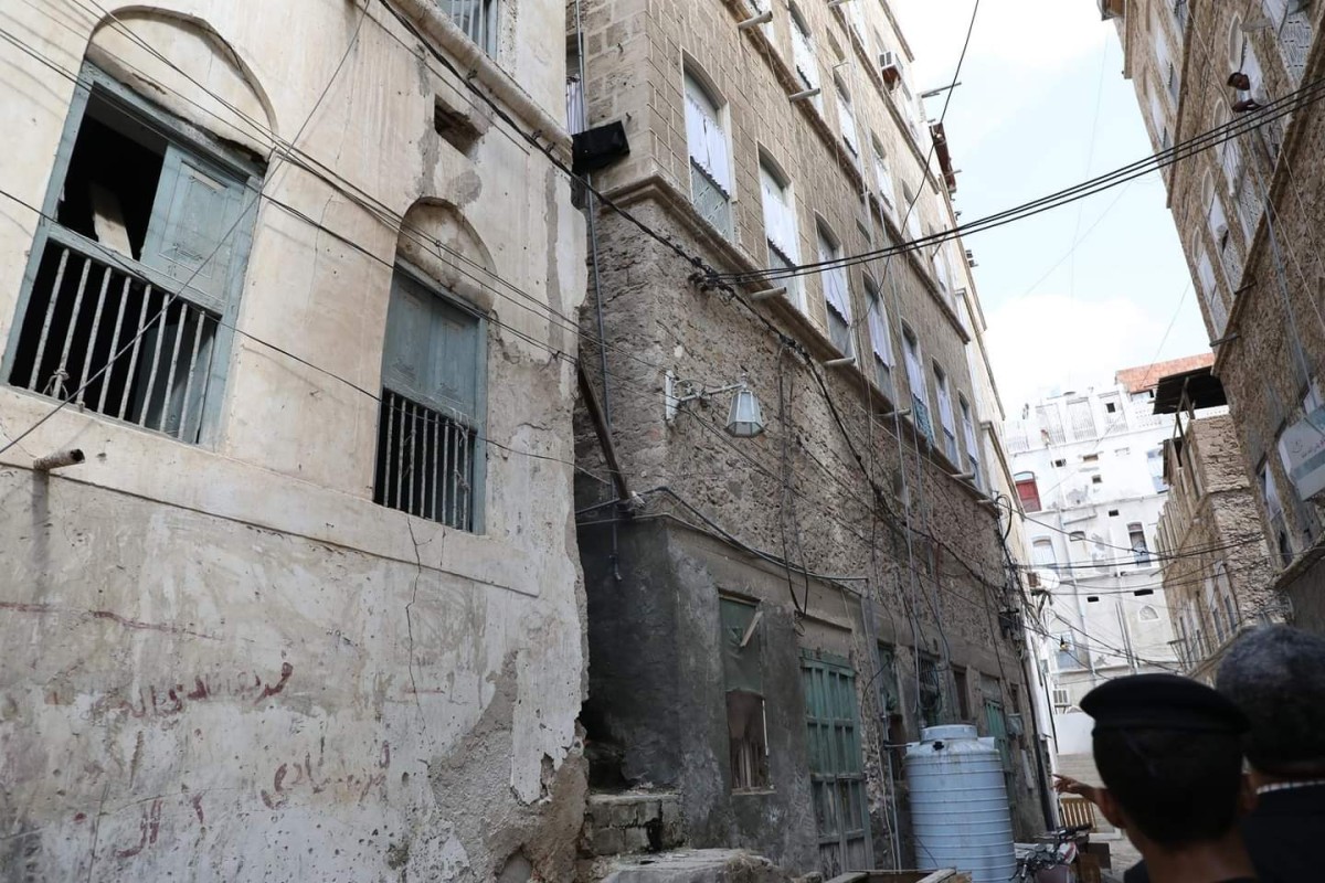 The governor of Hadhramaut inspects the collapse of a house in Mukalla and urges the site to be secured and nearby residents evacuated