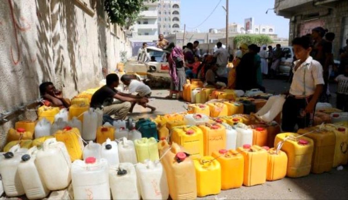 عدن.. سكان خور مكسر بين مياه الآبار المالحة والمساجد