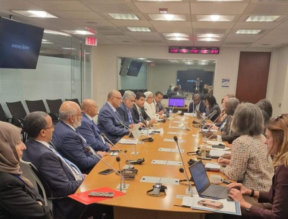 Governor of the Central Bank, Al-Maqabaqi, makes a presentation to develop the monetary sector in Yemen