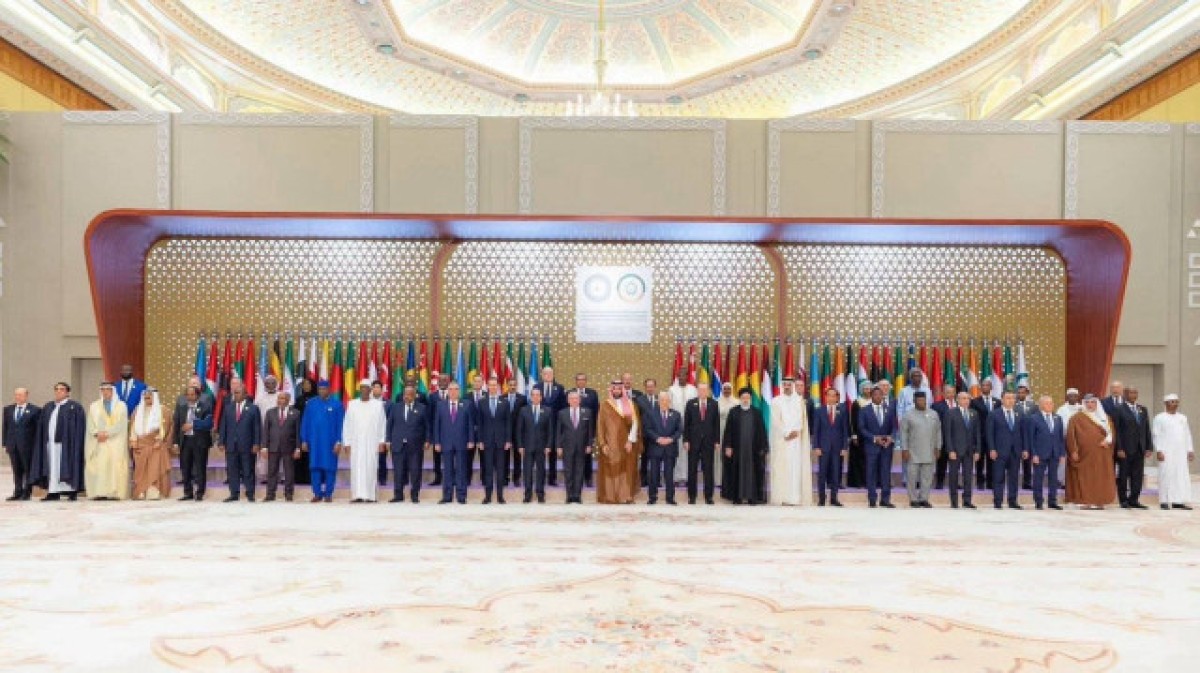 قمة الرياض تؤكد على ضرورة حماية الملاحة في الممرات البحرية ومنع تصدير السلاح الى إسرائيل