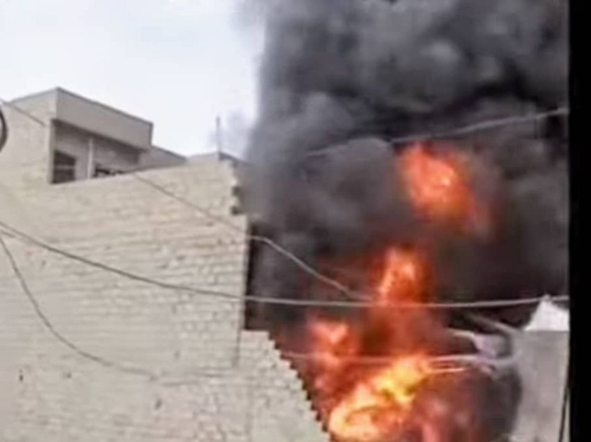 Houthi militias burn a citizen's house in Ibb against the backdrop of publications criticizing their practices