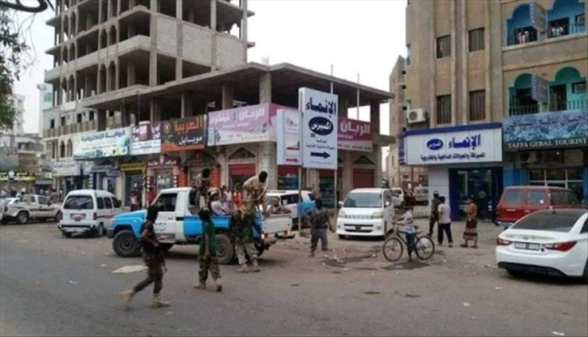 Two people steal a car from one of the military brigades in Aden