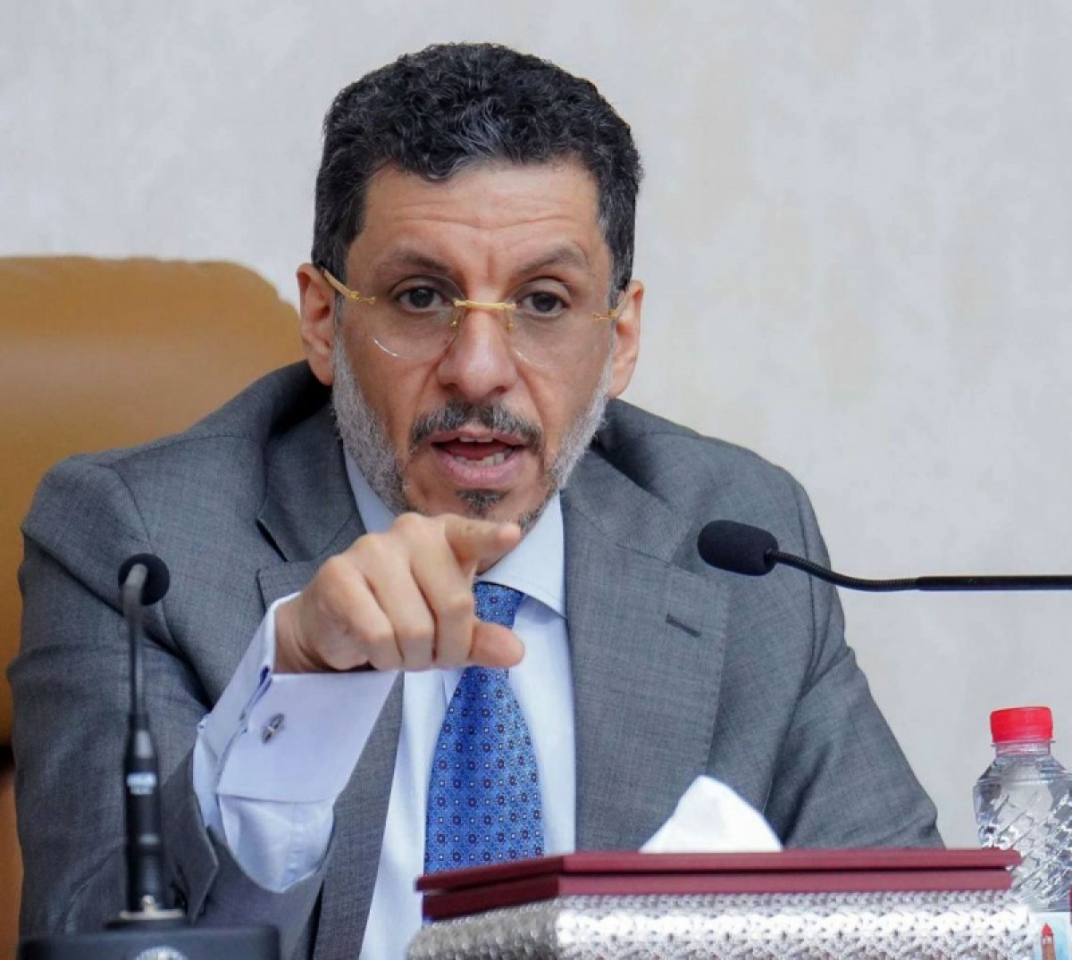 صحيفة لندنية: الأزمة المالية تدفع اليمن إلى حافة الهاوية: إقالة الحكومة على الطاولة