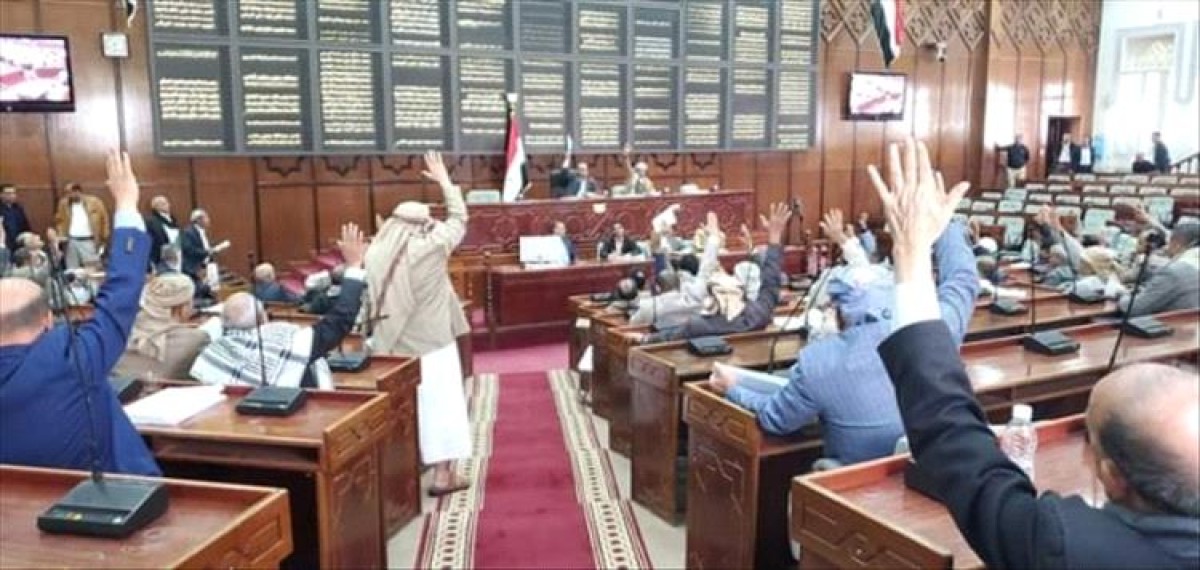 The Houthi parliament approves a law to disburse half a salary
