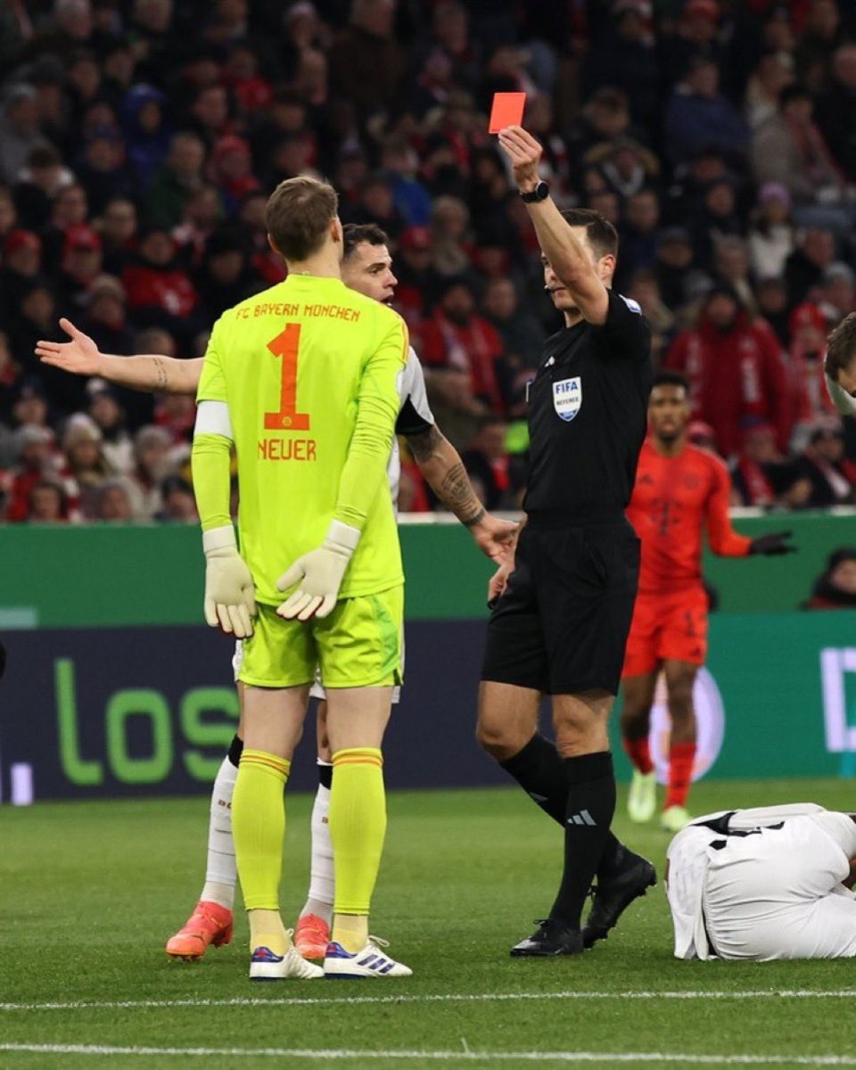 إيقاف مانويل نوير حارس بايرن مباراتين بعد أول طرد في مسيرته