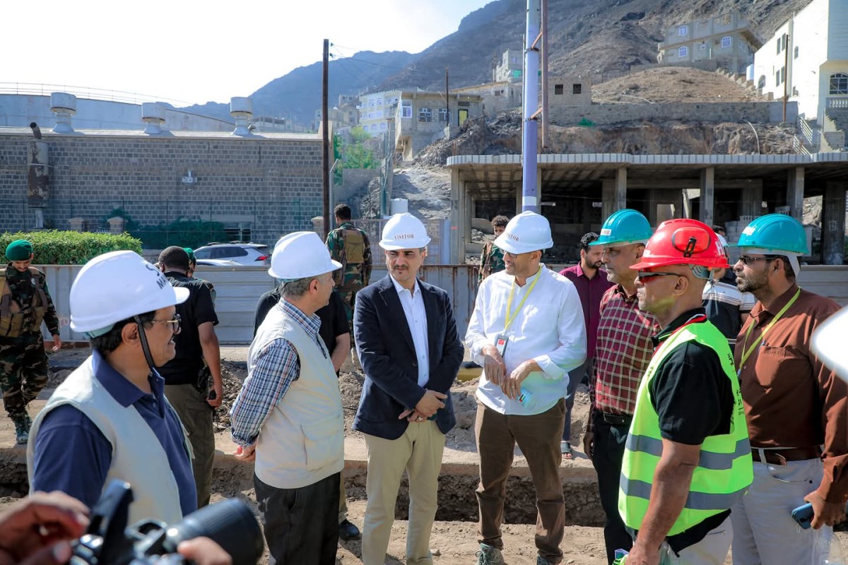 Lamlas discusses the issue of illegal immigration with the High Commissioner and inspects sanitation projects in Aden