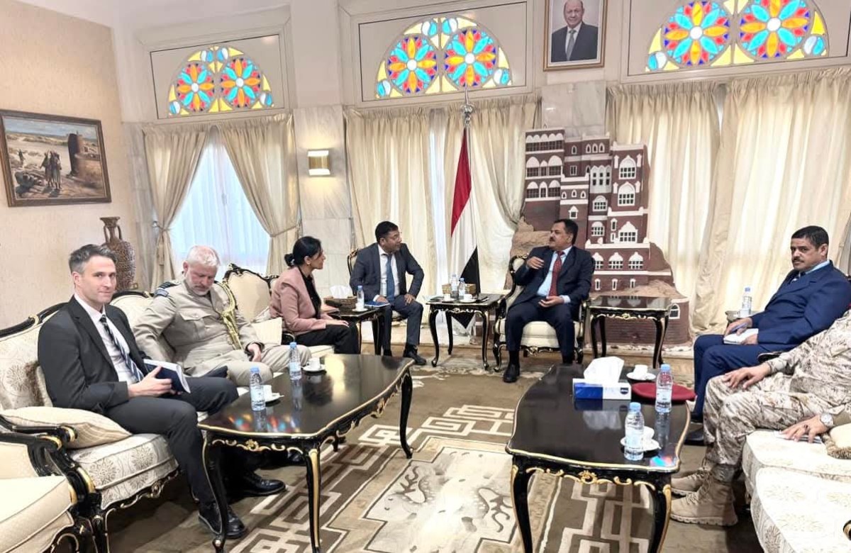 The Minister of Defense meets with the British Ambassador and the Chargé d'Affaires of the Chinese Embassy to discuss developments in the situation in Yemen