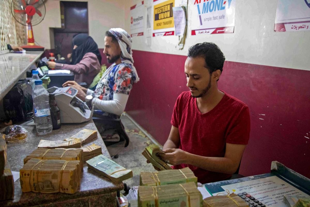 الأوضاع المعيشية في اليمن تزداد تدهورا مع تأخر الرواتب