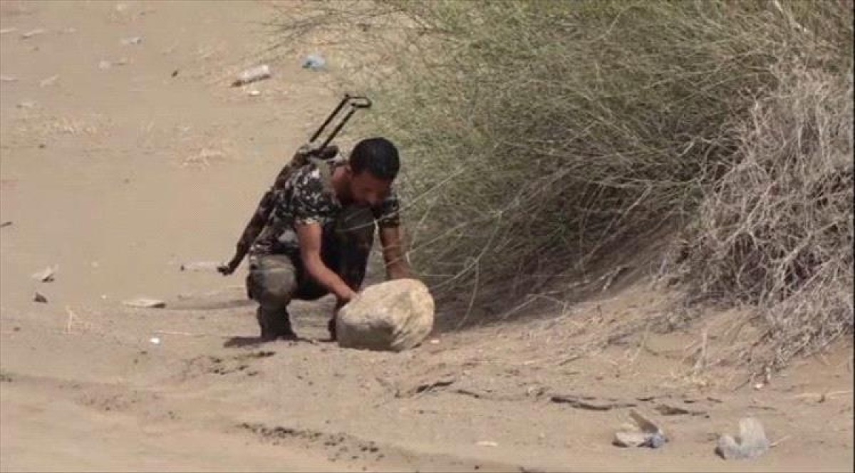 Following the explosion of an explosive device, a child's hand was amputated in Hajjah