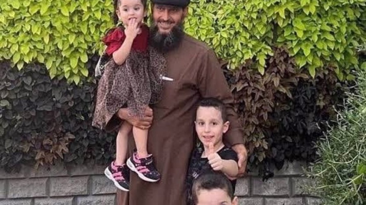 The owner of "Ruh Al-Ruh"... Grandpa Al-Ghazzawi joins his two grandchildren following an Israeli bombing