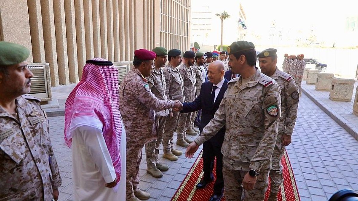 Riyadh.. Al-Alimi visits the headquarters of the Joint Forces Command to support Yemeni legitimacy