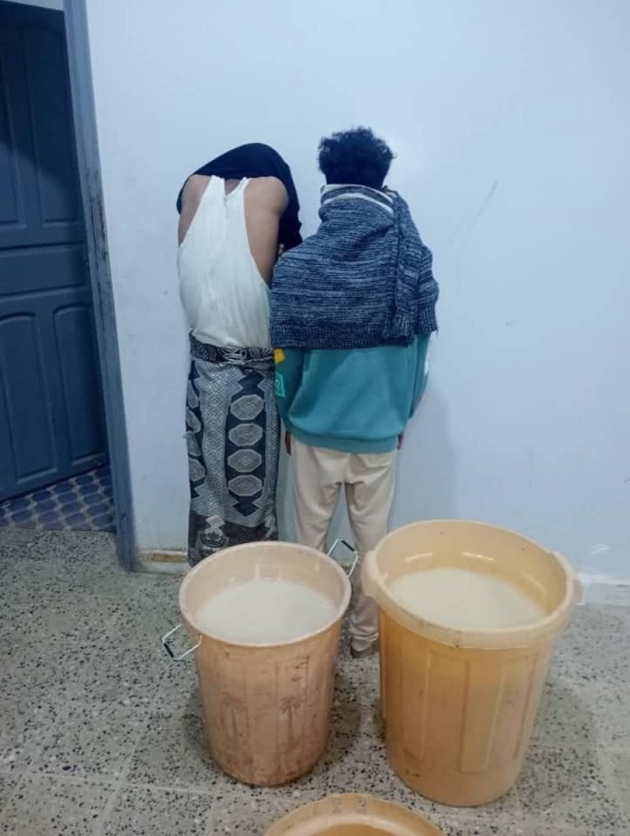 شرطة شبوة تضبط مصنعين للخمور المحلي بمدينة عتق