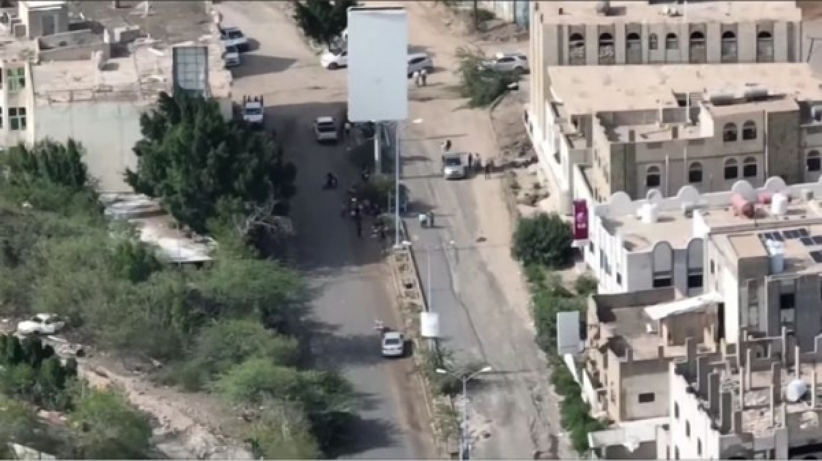 الحوثيون يستهدفون الأحياء السكنية المحيطة بمنفذ تعز
