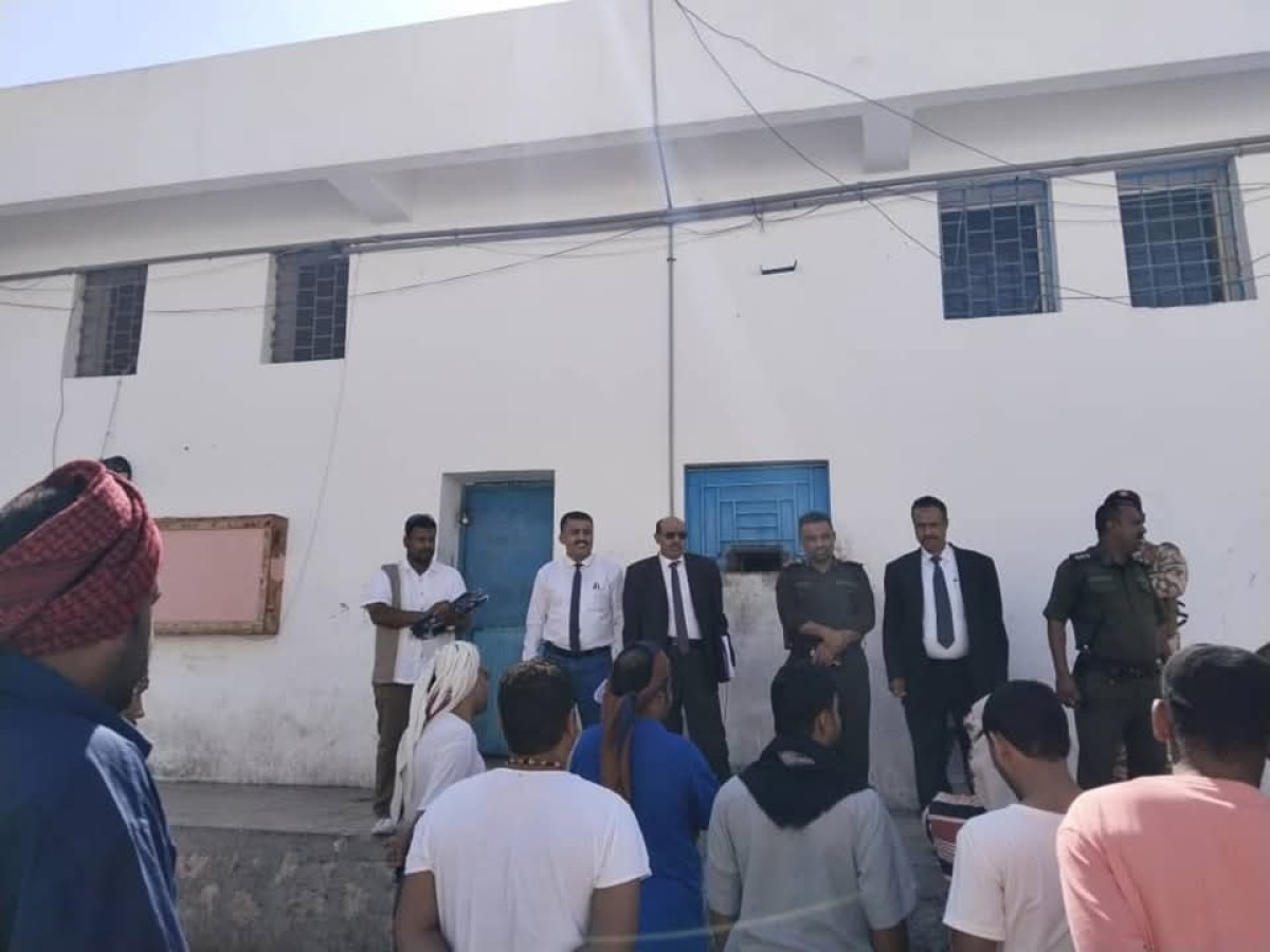 رئيس شعبة السجون بالنيابة العامة يتفقد الإصلاحية وإدارة مكافحة المخدرات في حضرموت