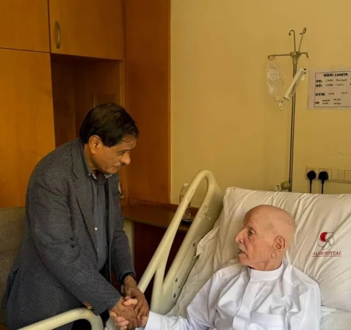 Al-Bahsani checks on the health of Al-Hakam Al-Nahdi in a hospital in Jeddah