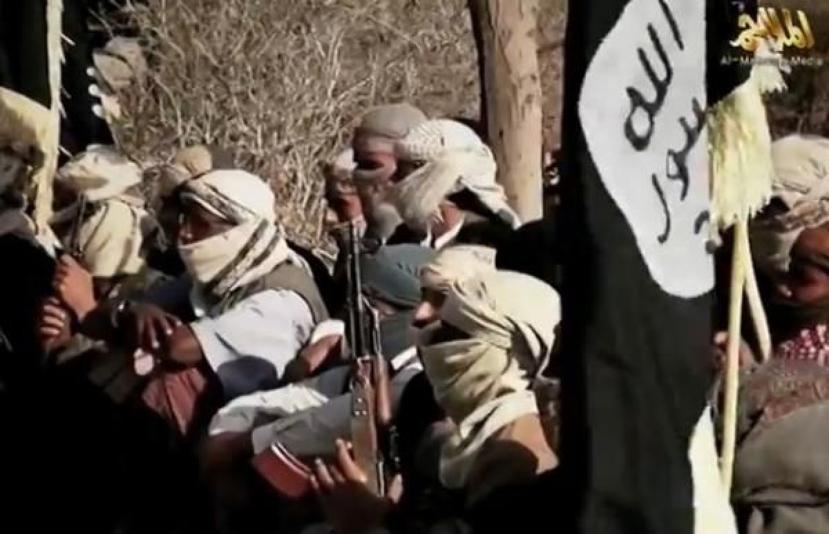 تنظيم القاعدة يعلن إعدام 11 شخصًا في اليمن بينهم صحفي