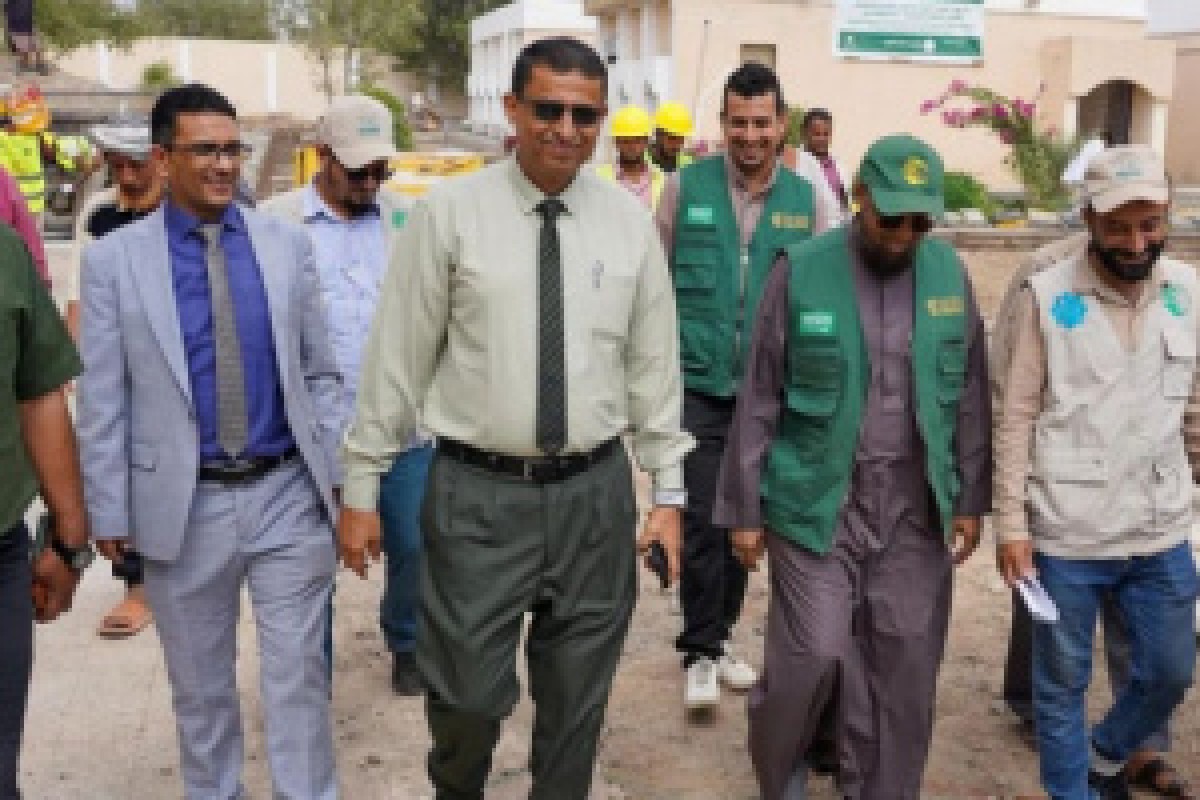 The King Salman Relief Center team reviews the progress of work in rehabilitating the Health Institute in Lahj
