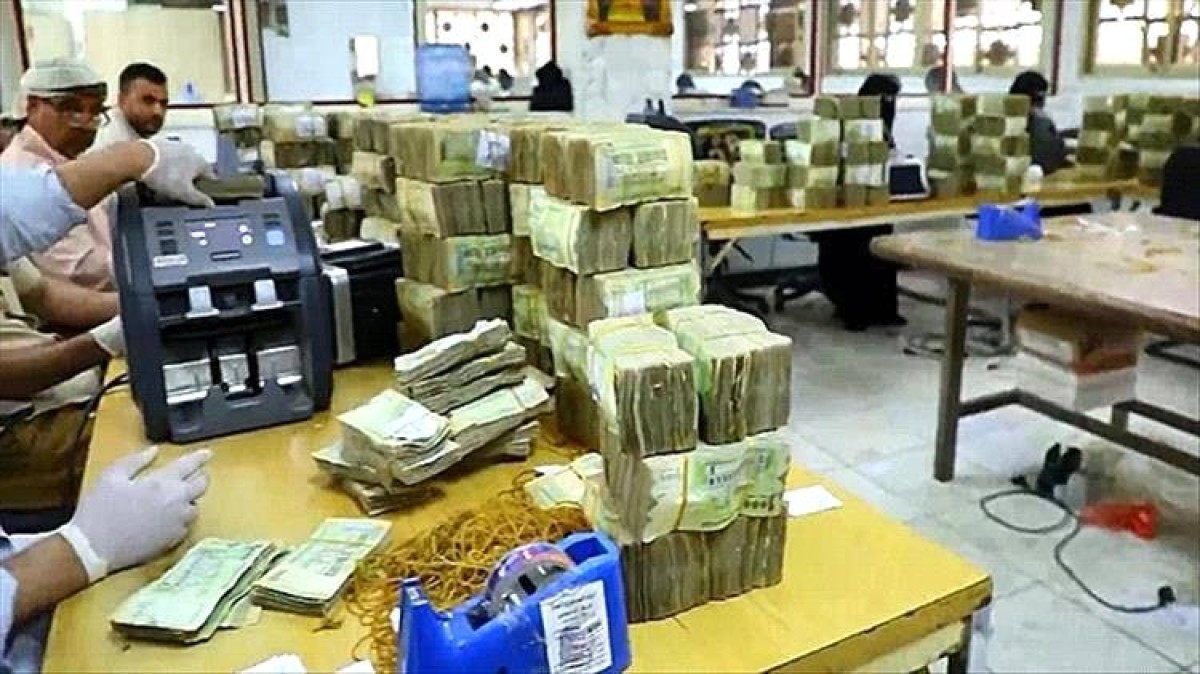 The Houthis set impossible conditions for disbursing salaries