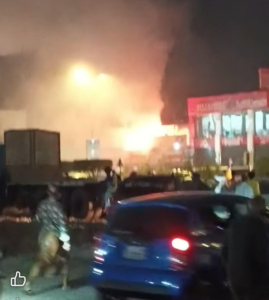 حريق في محل فنون صبايا بالمنصورة عدن والمواطنون يتدخلون لإخماده