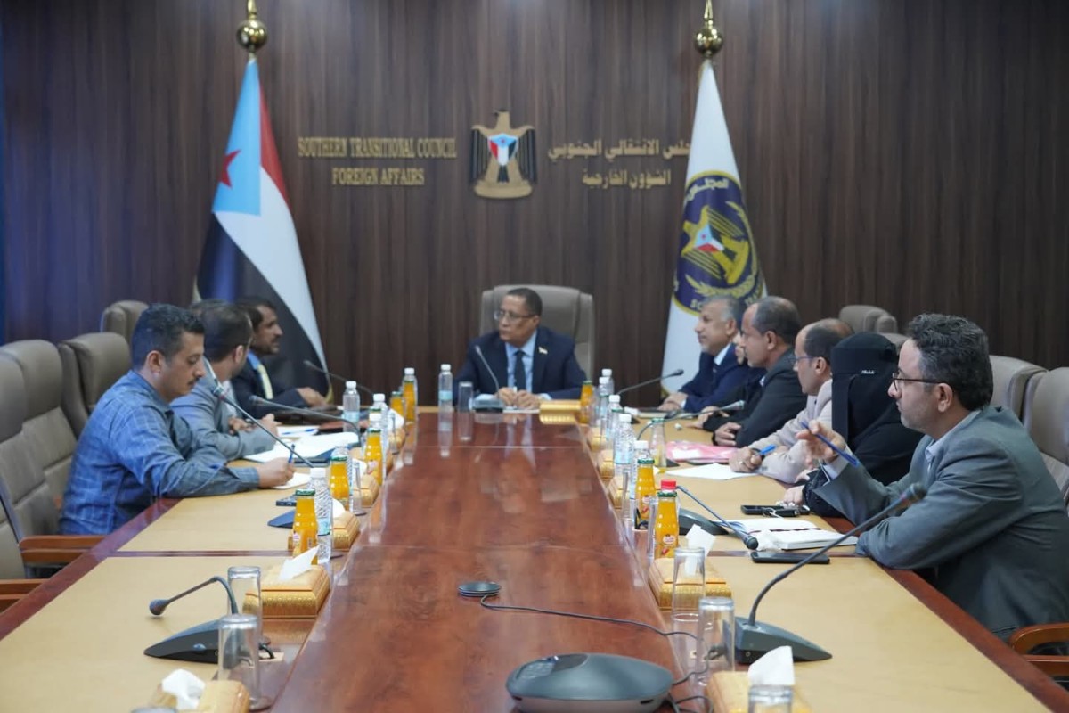 الدكتور الخُبجي يطلع على نتائج زيارة فريق التواصل لمحافظة أبين ويؤكد أهمية البناء على نجاحاتها