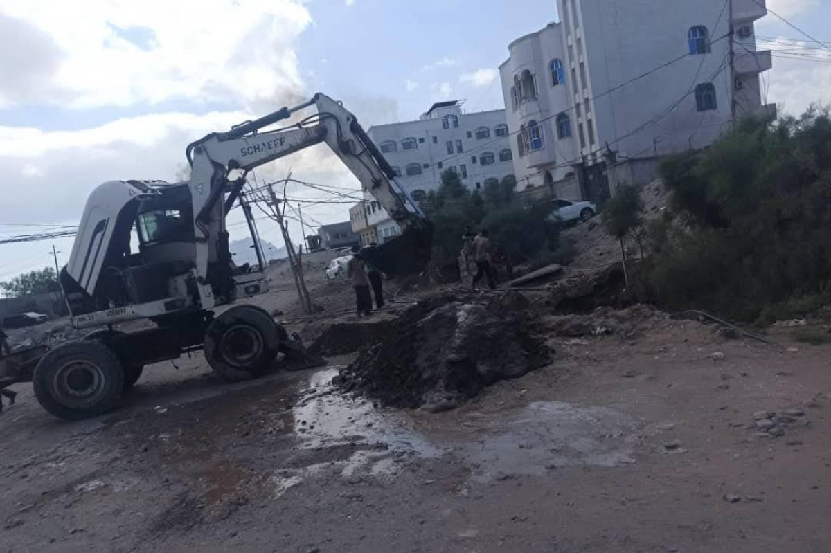 مؤسسة مياه عدن تنفذ حملة إزالة ربط عشوائي في خط مياه رئيسي بحي غازي علوان