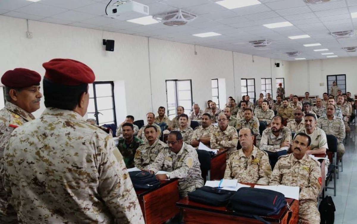 وزير الدفاع يتفقد سير العملية الأكاديمية في كلية القيادة والأركان عدن