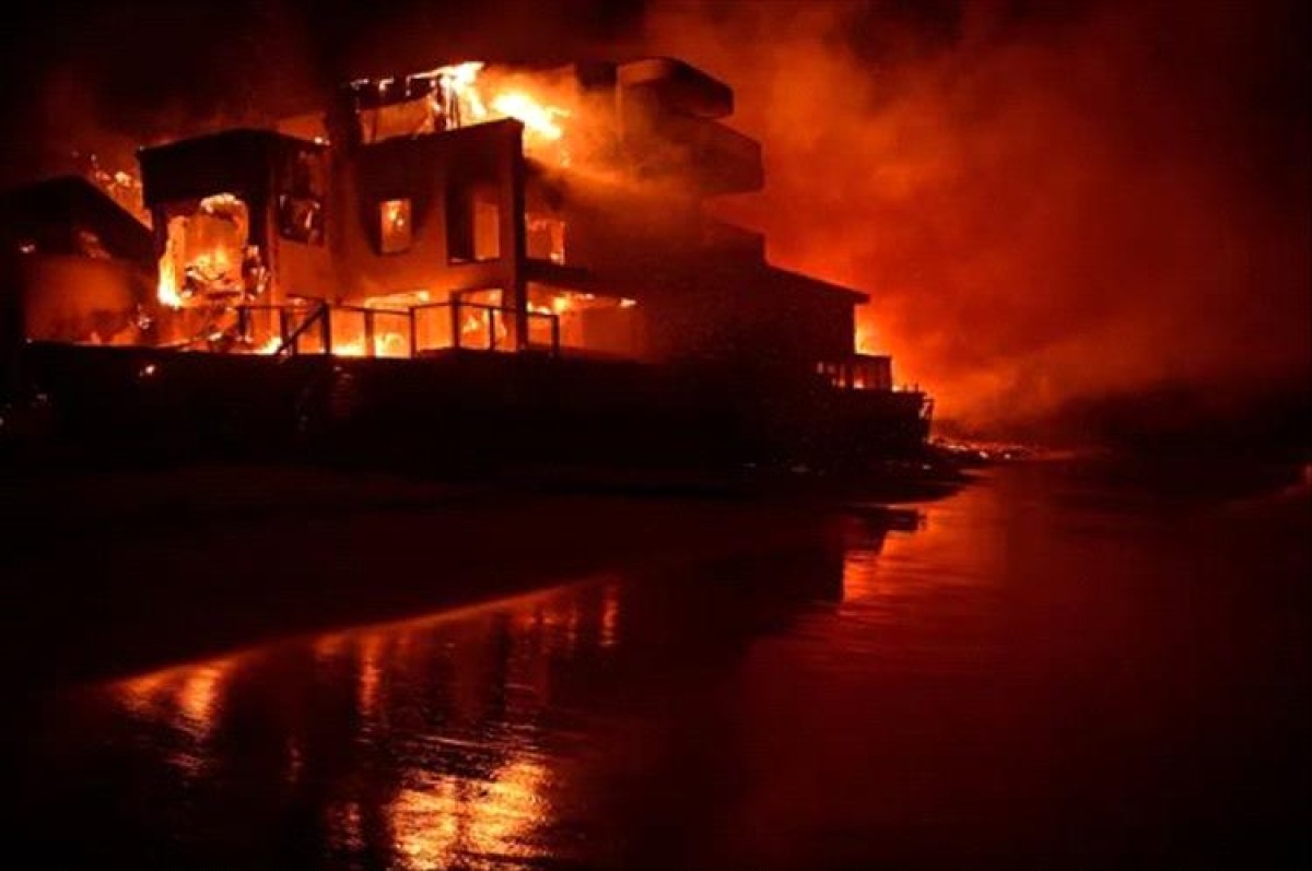Wildfires surround Los Angeles and Biden cancels his trip to Italy
