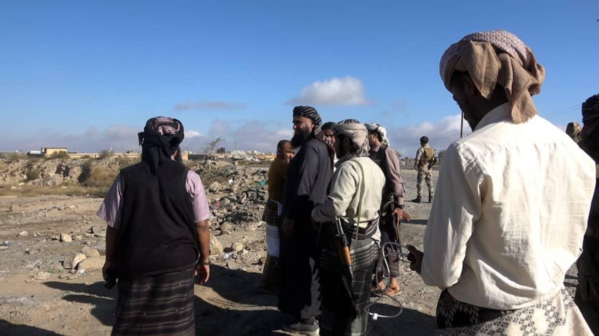 Al-Hadd Front.. Al-Houthi reinforces his members and digs trenches, and a commander in the Southern Giants divisions inspects the front