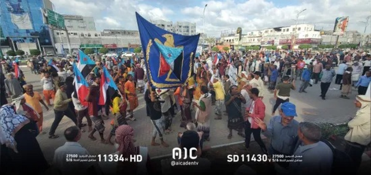 Crowds flock to the parade ground to participate in millions of rights grabs