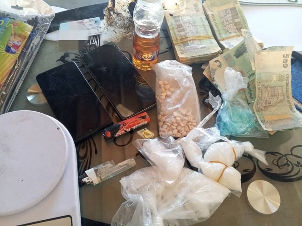 المهرة.. ضبط أحد أكبر مروجي المخدرات وبحوزته كميات كبيرة من المواد المخدرة