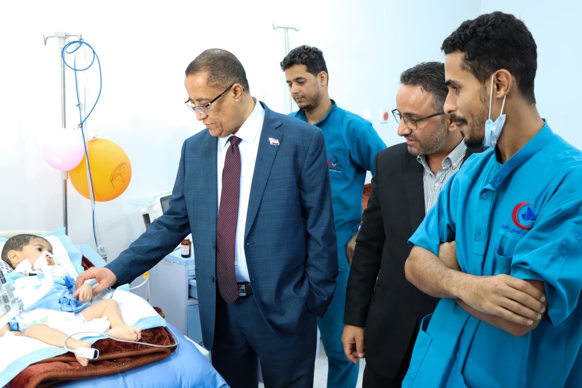 الخُبجي يطّلع على سير عمل مستشفى عدن التعاوني الخيري وأفران عدن الخيرية