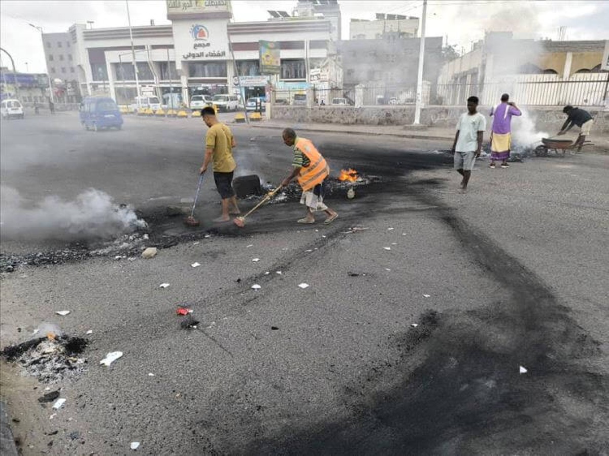 The cleaning fund in the capital, Aden, is carrying out a campaign to raise the remnants of popular protests