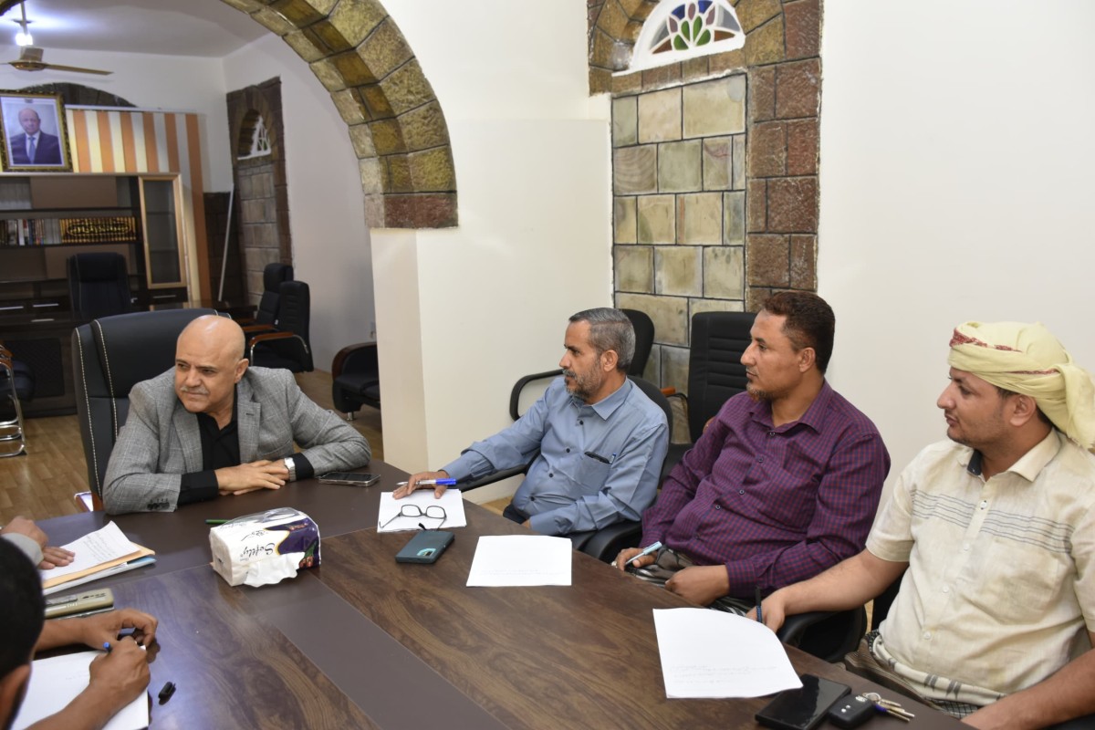 Taiz Governor stresses the closure of violating gas stations in order to preserve security and safety