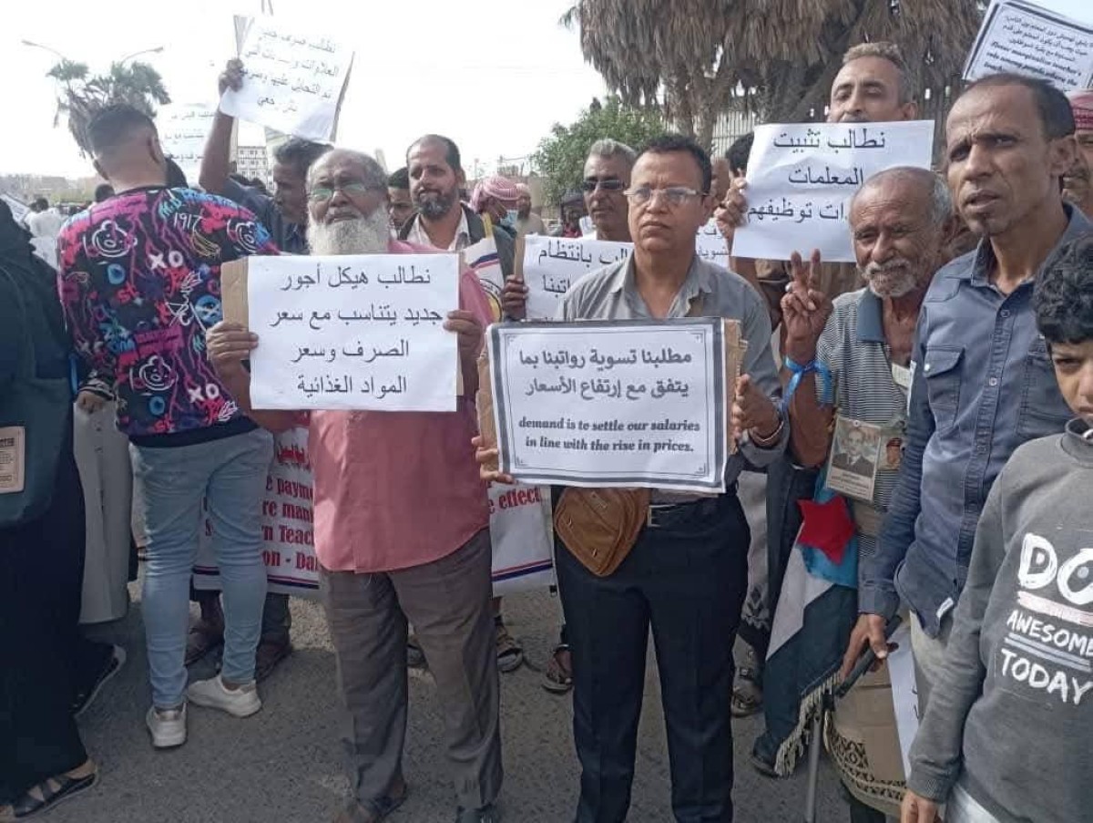 Aden teachers are demanding the settlement of salaries in proportion to the high cost of living