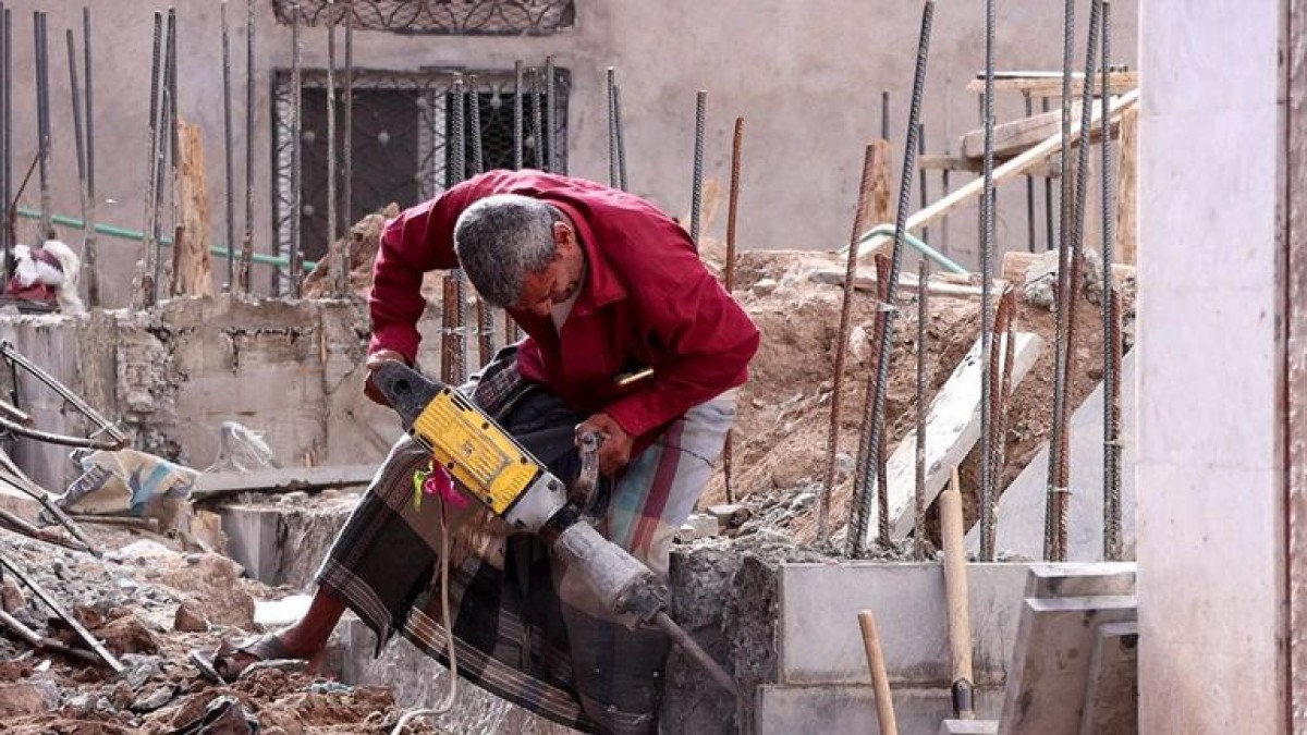 ترهيب واستغلال.. عمالة «اليومية» تحت سطوة إخوان تعز اليمنية