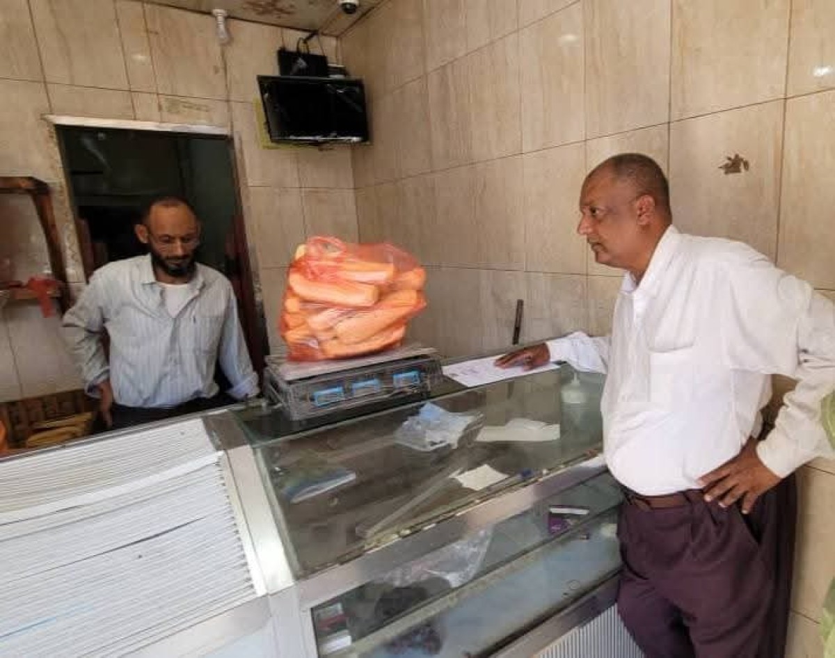 عدن.. مكتب الصناعة بصيرة يحيل 3 مخابز مخالفًة لوزن الروتي المحدد